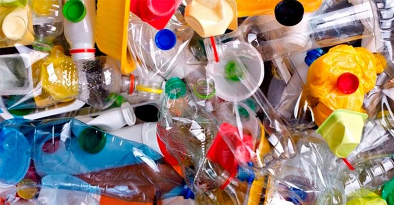 WWF: Έως και 5 γραμμάρια πλαστικό καταπίνει ένας μέσος άνθρωπος κάθε εβδομάδα!